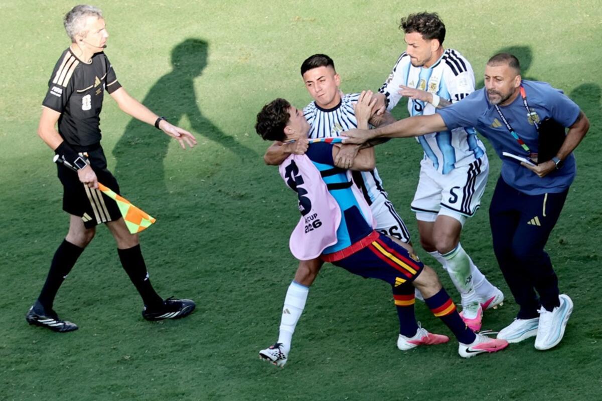 BRUKA PONIŽENE ARGENTINE: Okrenuli leđa Špancima na dodeli pehara - Paredes pridavio Garsiju i Gavija