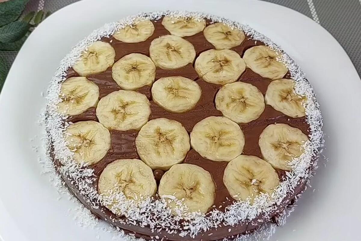 Najkremastija slatka mala izvrnuta torta s bananom