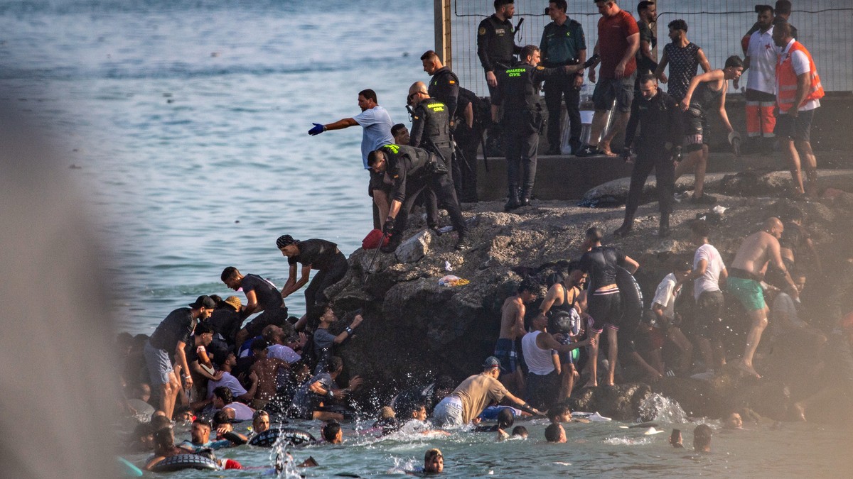 Španija digla vojsku, Brisel u panici: Migranti nadiru u Seutu, ima mrtvih