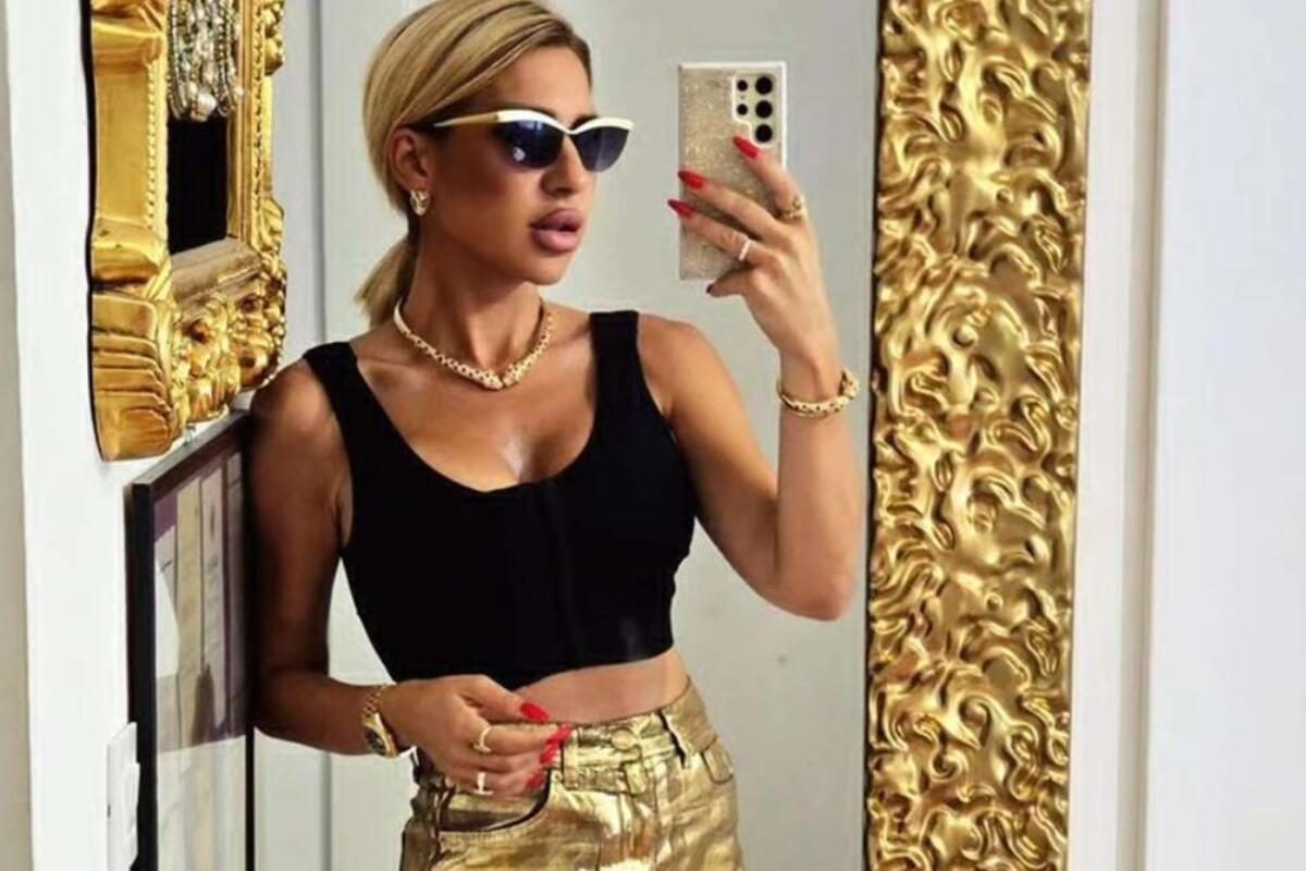 Jovana Jeremić usred kafića samo u stezniku