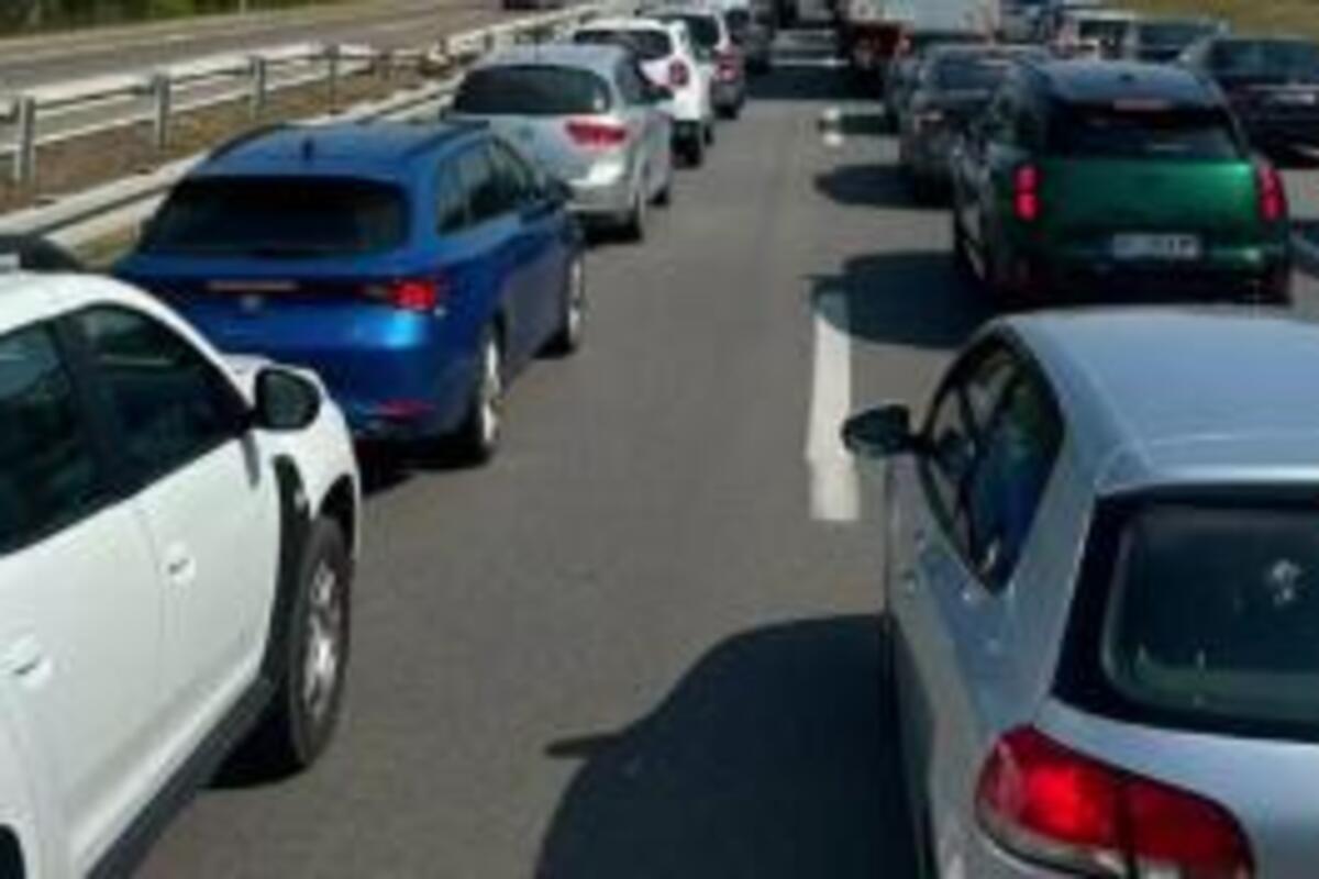Kilometarske kolone na auto-putu ka Nišu