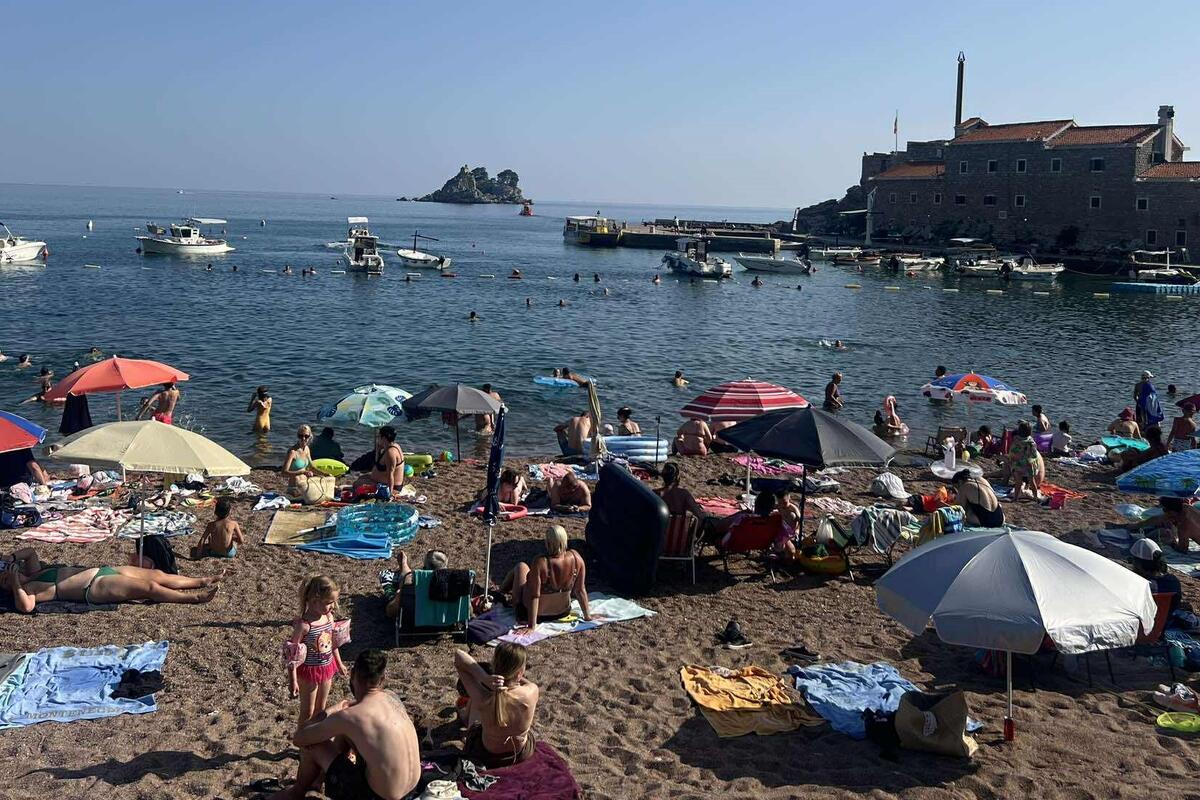 Cela plaža prekrivena peškirima u Petrovcu