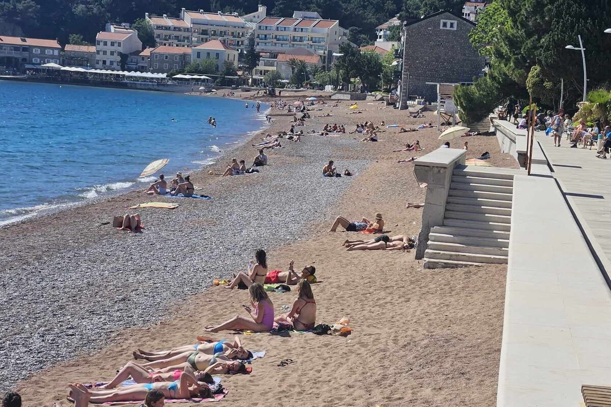 Turisti tokom noći zauzimaju mesta na plaži u Petrovcu