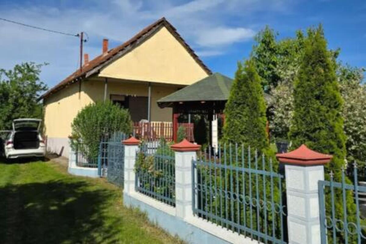 Prodaje se kuća u okolini Niša sa voćnjakom, baštom i letnjikovcem za 25.000 evra