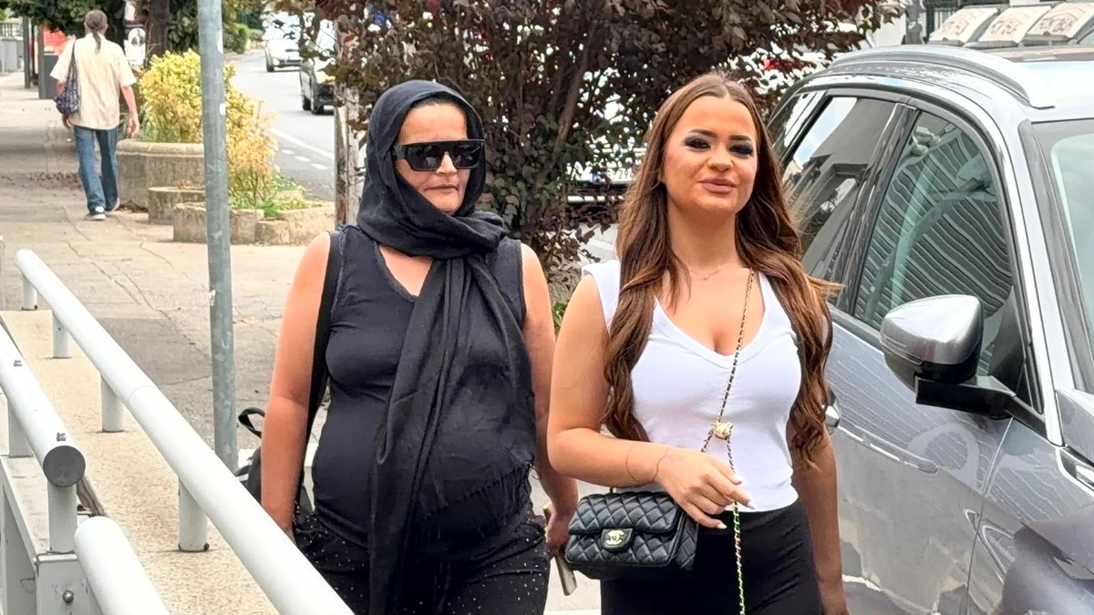Jovana Kosovac sa majkom stigla da potpiše ugovor