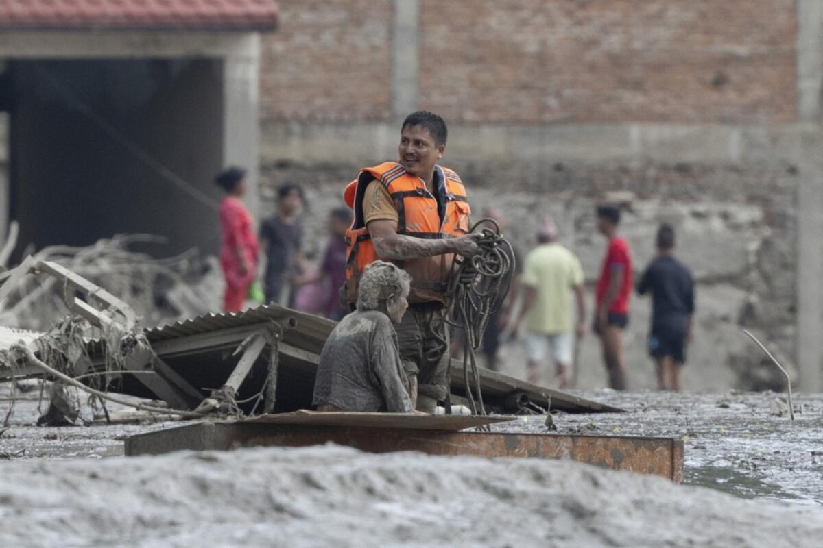 Ljudi zatrpani živi, 100 mrtvih u Nepalu