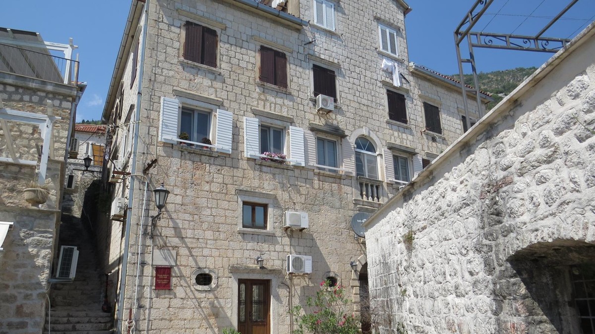 Vila u Perastu od 2 miliona, kuća na Košutnjaku, dva stana: Pevač ima bogatstvo