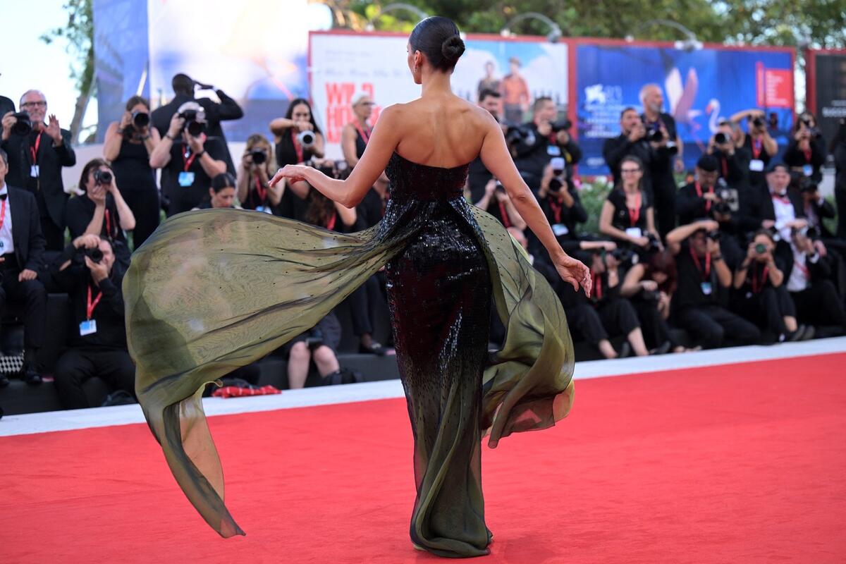 Nina Dobrev na otvaranju Filmskog festivala u Veneciji u ombre haljini