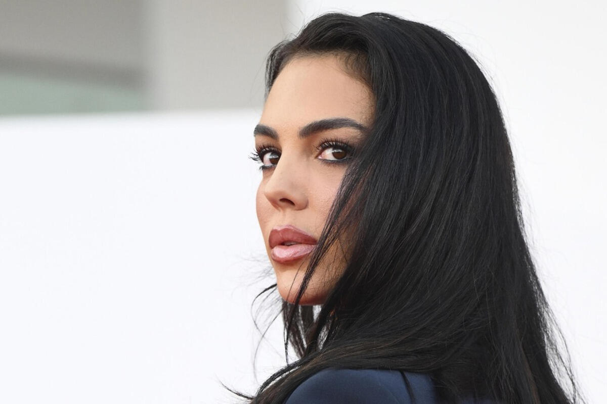 Mostra 2026: Georgina Rodrigez u teget kompletu sa dubokim dekolteom