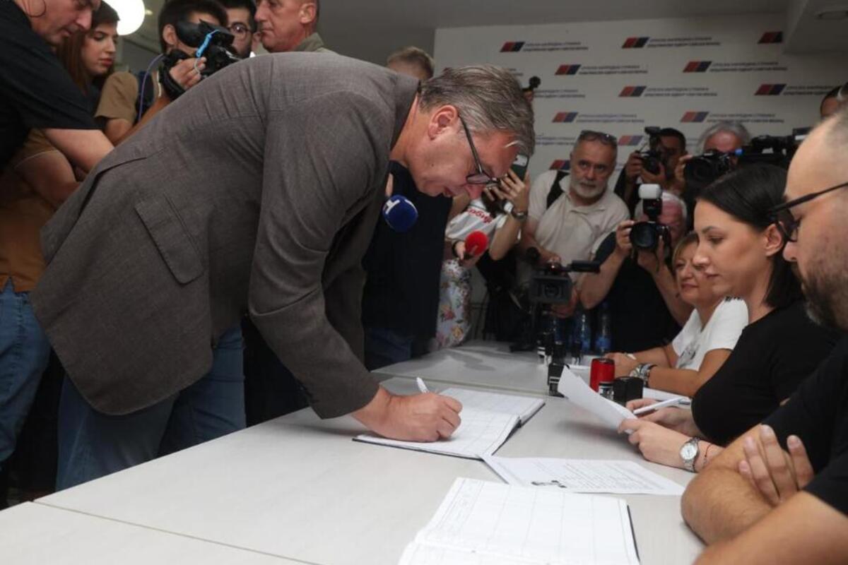 Vučić potpisao podršku listi Srpske napredne stranke