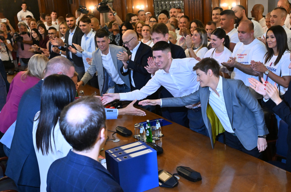 Predstavnici liste "Aleksandar Vučić – Ujedinjena Srbija" predali listu i potpise RIK-u VIDEO