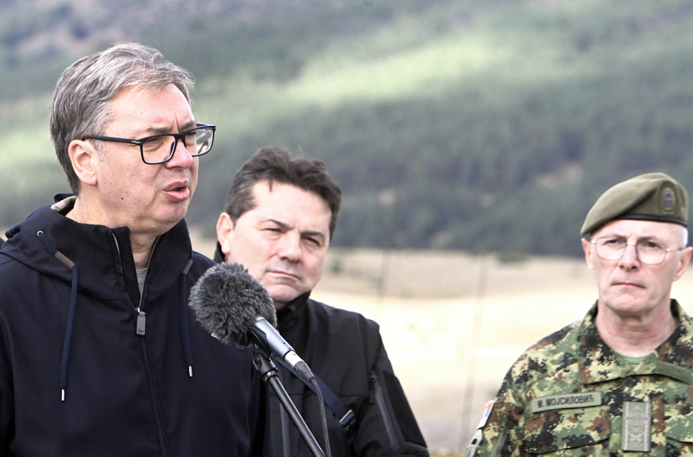 Vučić na poligonu "Pešter": "Prvi put prikazani napadi dronovima"; "Uloženo mnogo novca"; Dobio maketu tenka