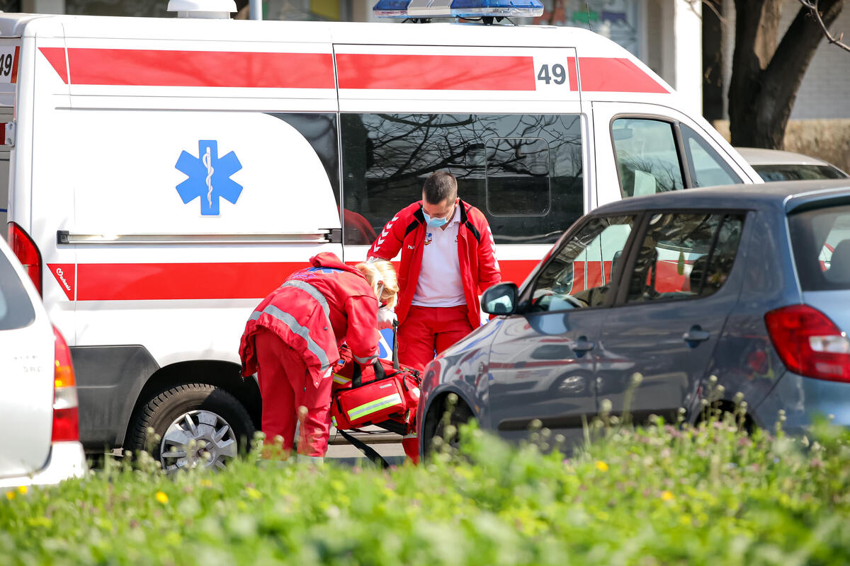 Žena se onesvestila ispred zgrade Hitne pomoći, unutra nije bilo nikoga