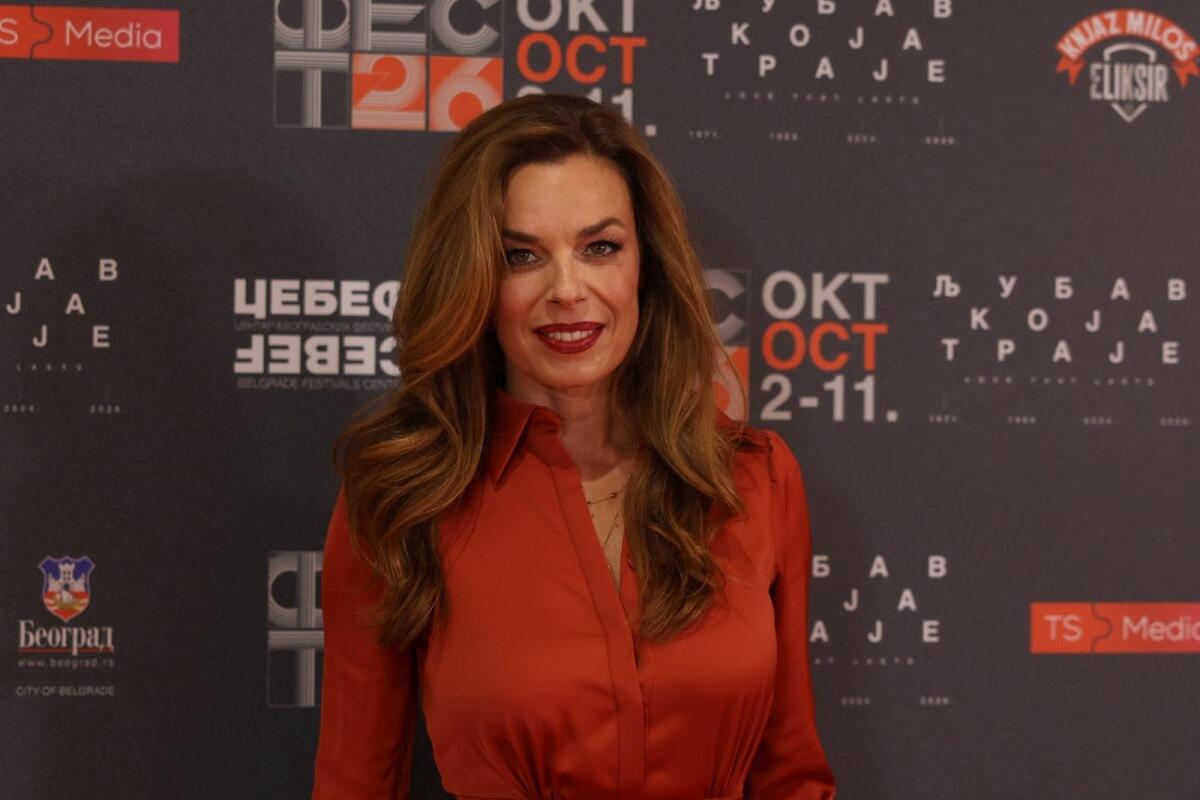 Katarina Radivojević u crvenoj haljini na premijeri filma "Zlatni rez '42 - Djeca Kozare"