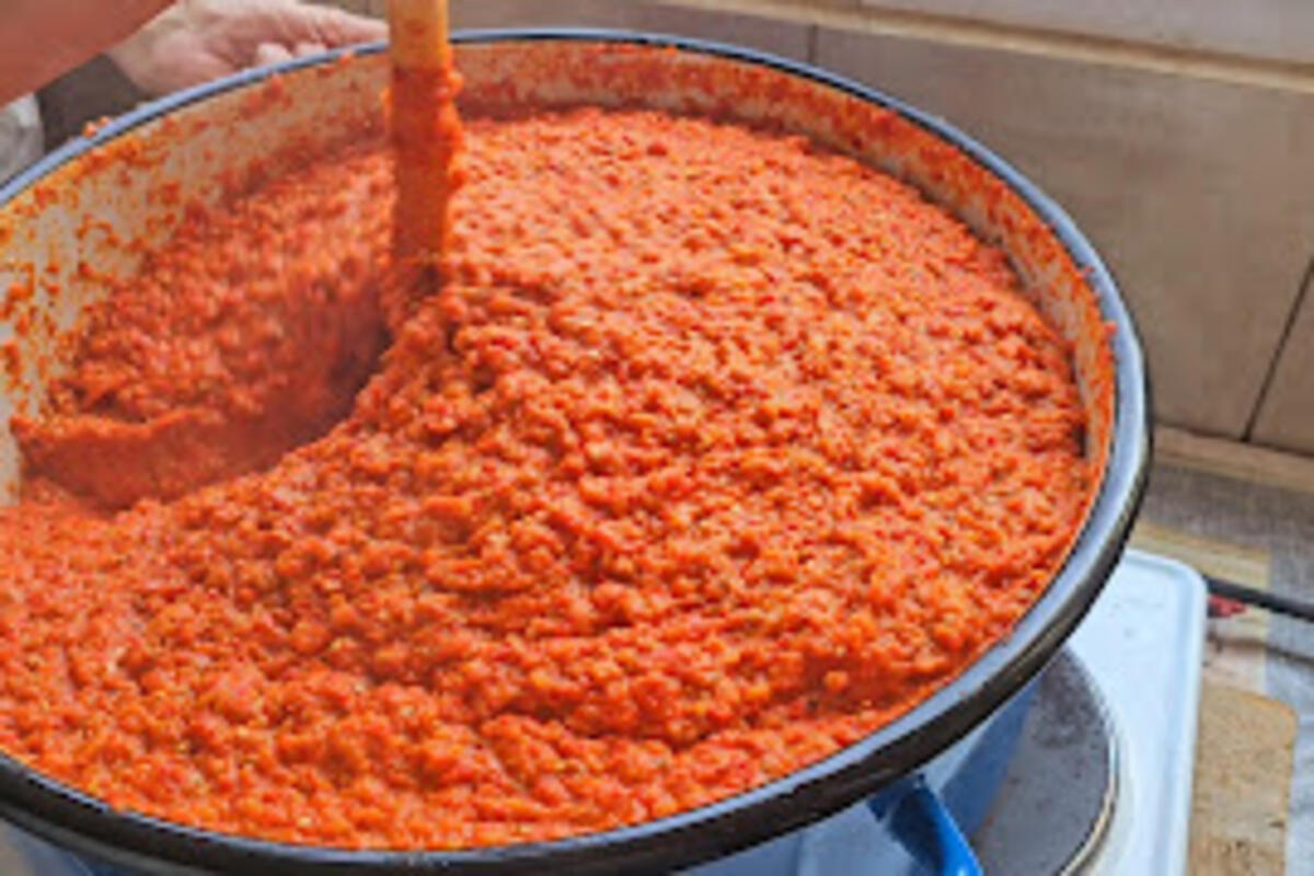 Rumunke u ajvar dodaju crni luk za fino gust i blago sladak ukus