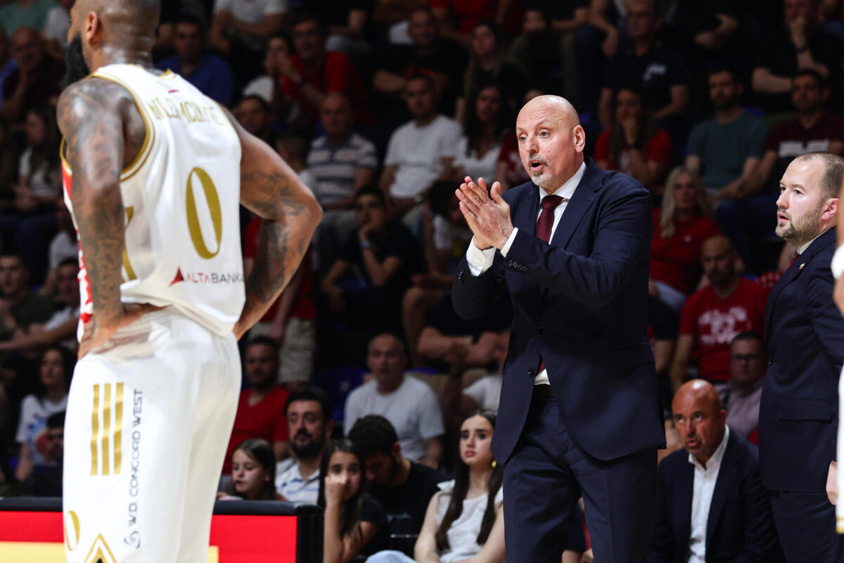 Zvezda se muči, Obradović ređa pobede