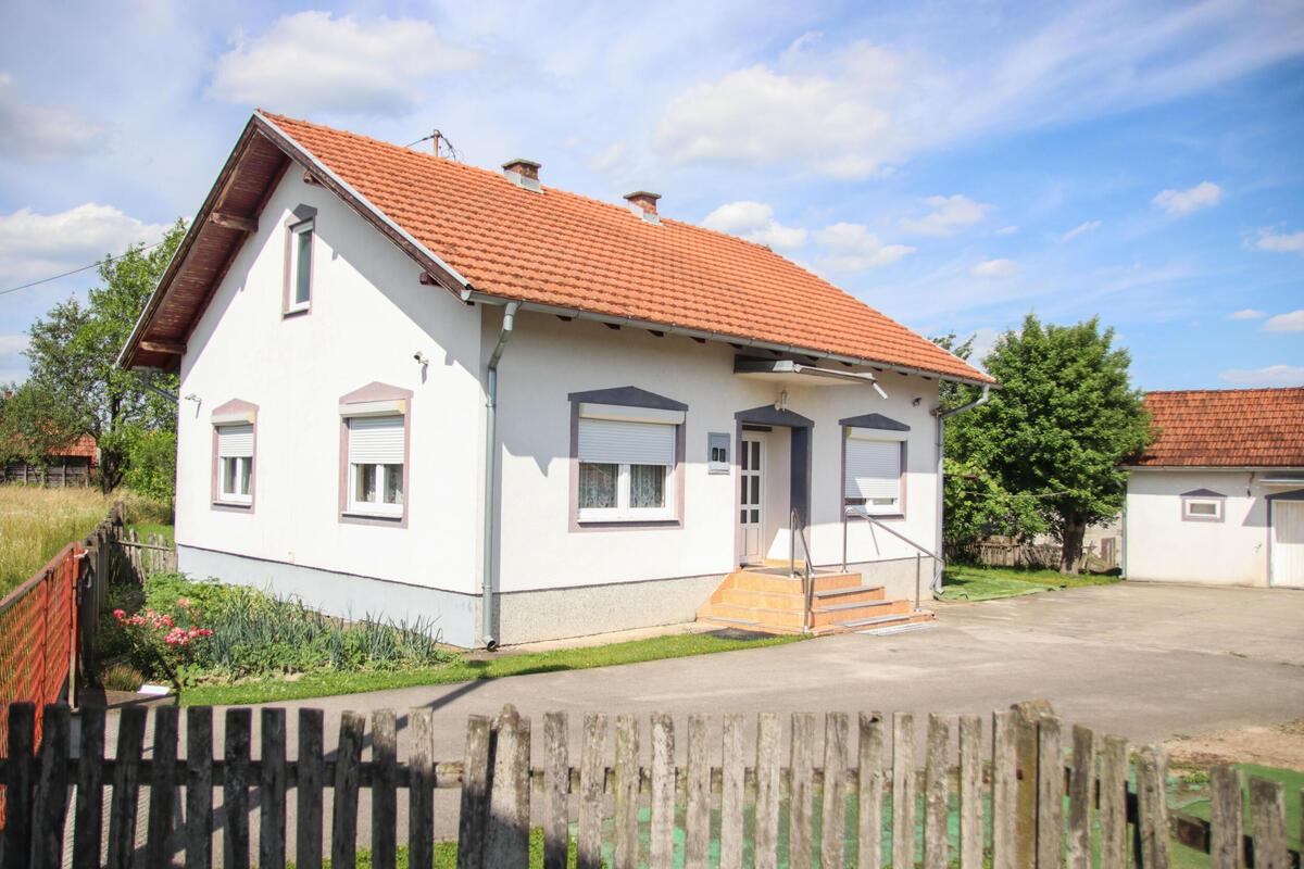 Prodaje se vikendica sa placom na Avali za 25. 000 evra