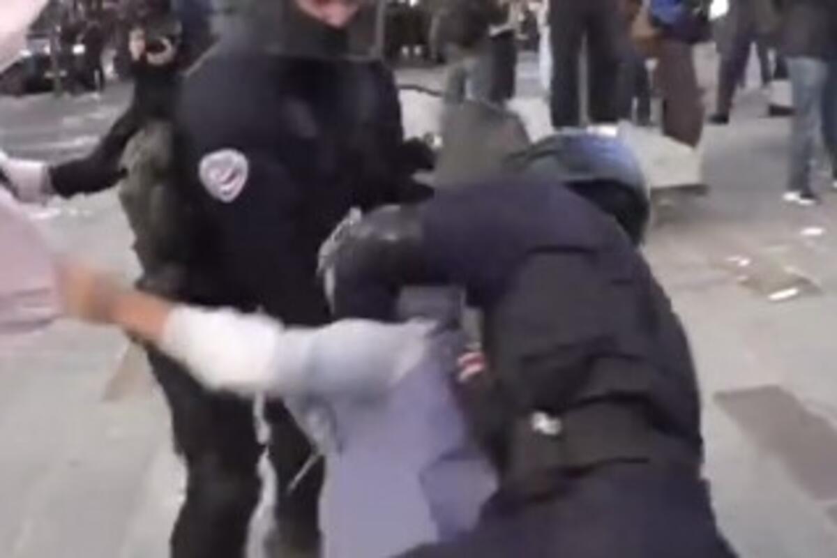 Policajac pretukao đaka na protestu u Francuskoj